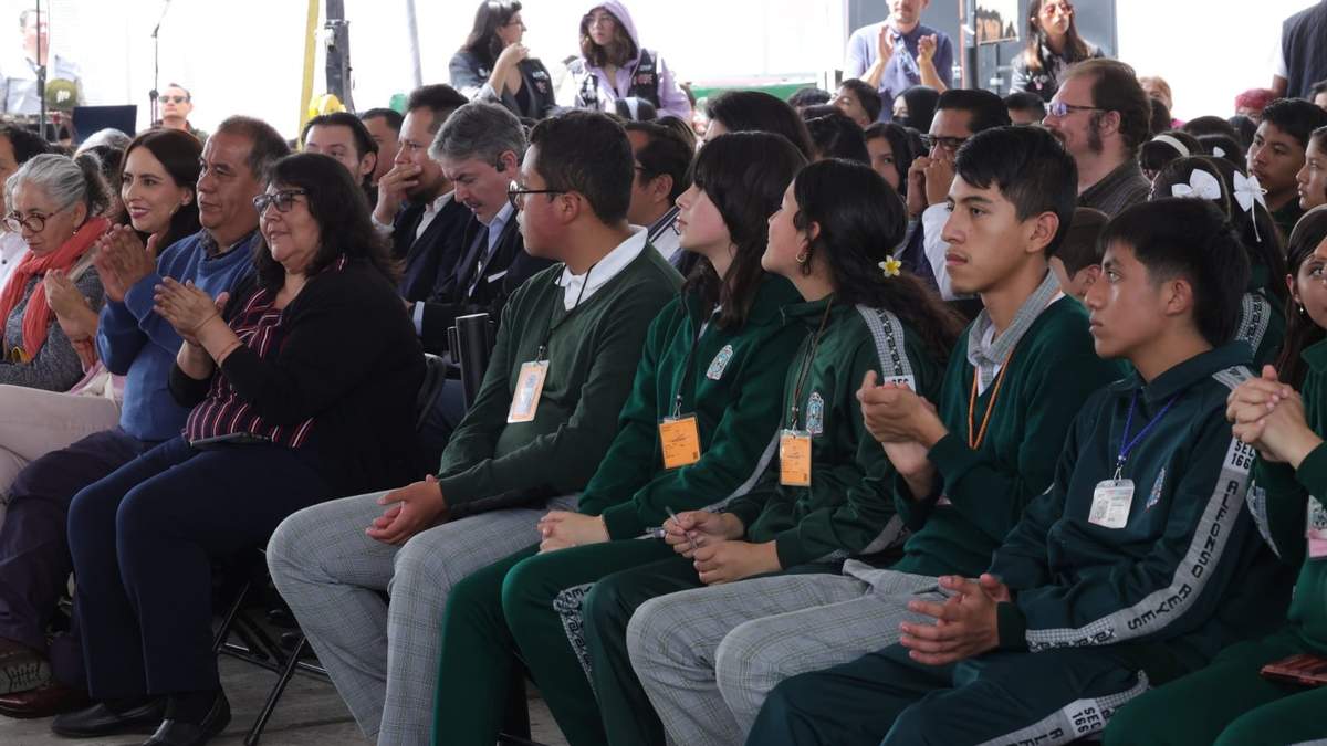 Alumnos presentes en el arranque del programa “Mixtli Digital”