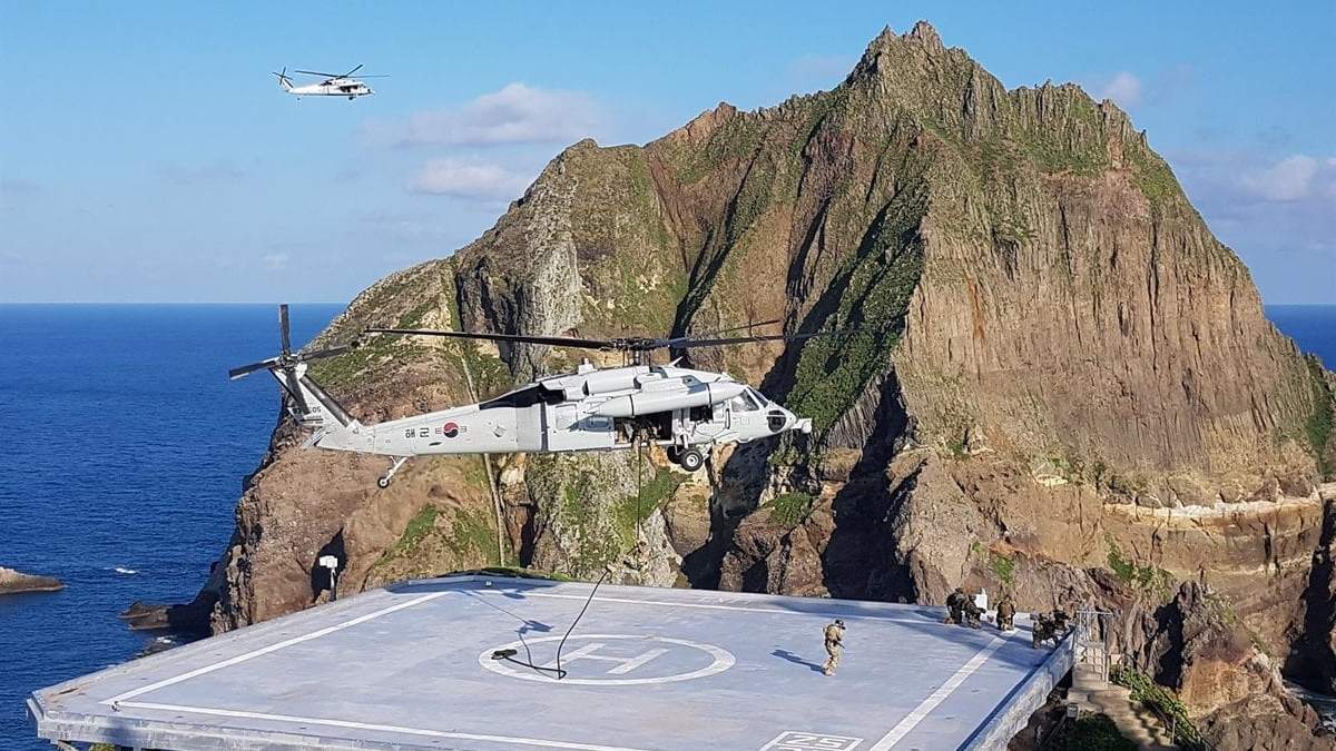 Un helicóptero durante su aterrizaje en Dokdo
