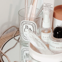 Guardá varios frascos de perfume vacíos: así podés crear los adornos más coquetos para tu hogar