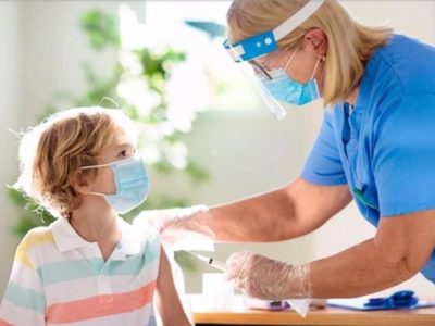 Médicos ven "débil" el argumento que apoya vacunar a menores de 12 años para proteger a familiares