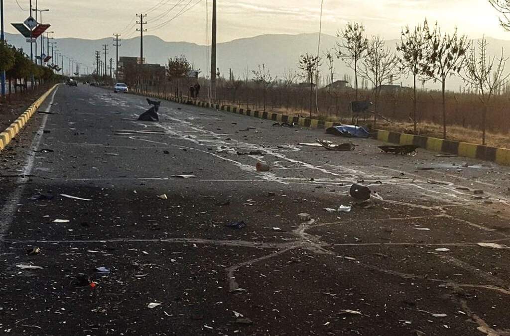 Escena donde Mohsen Fakhrizadeh fue asesinado en Absard, Teherán. Foto: Noticias Fars vía AP