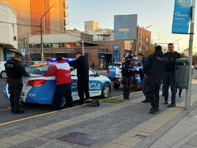 En un operativo callejero, detuvieron a dos jóvenes con cocaína en pleno centro de Neuquén