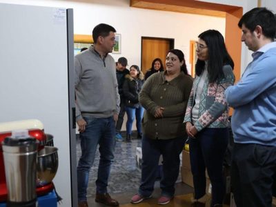 Koopmann estuvo en Las Coloradas y entregó equipamiento a emprendedores