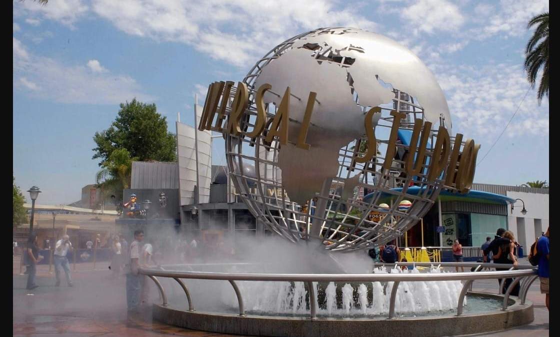Entrada de los Universal Studios Hollywood con un letrero de los protocolos covid-19 implementados en Los Ángeles