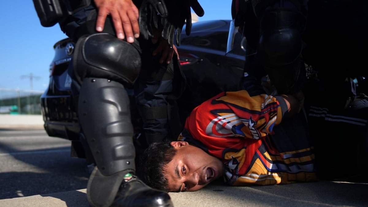 Un manifestante es arrestado por la Patrulla de Carreteras de California en Los Angeles este martes