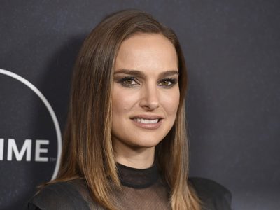 ¡Con razón eres tan hermosa! Natalie Portman de espaldas queda expuesta ¡Madre Mía!