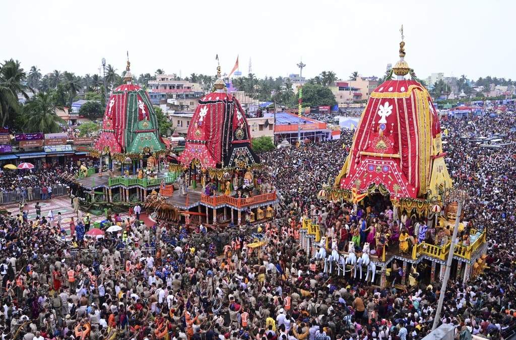 Devotos hindúes caminan en una procesión que acompaña a tres grandes carrozas con imágenes de deidades, en Puri, India, el sábado 28 de junio de 2025