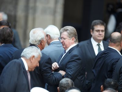 Germán Larrea reaparece: ocupa la tercera fila y aplaude el Informe