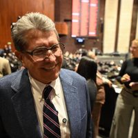 Ricardo Monreal presenta iniciativa para regular suscripciones, membresías y servicios digitales