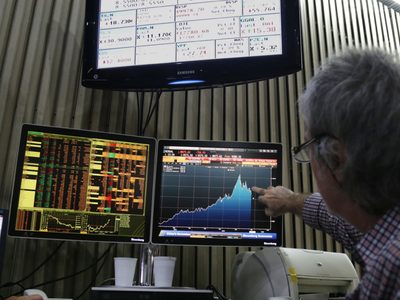 Se dispararon las acciones y bajó el Riesgo País