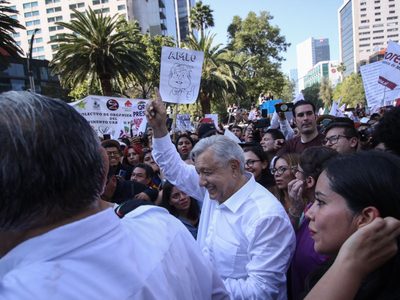 Con el Zócalo capitalino atiborrado y tras horas de marcha llegan invitados de AMLO (Video)