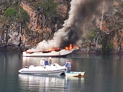 Un yate se incendió en la zona de Bahía Brava del Lago Nahuel Huapi
