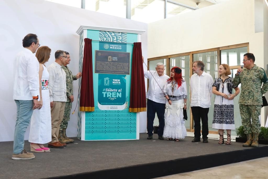 AMLO devela la placa por la inauguración del tramo Campeche-Mérida del Tren Maya
