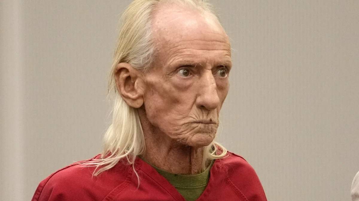 Joseph Czuba, de 71 años, comparece ante el juez de circuito Dave Carlson para su lectura de cargos en el juzgado del condado de Will, Illinois, el 30 de octubre de 2023, en Joliet, Illinois.