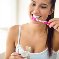 Con pocos ingredientes, cómo desinfectar tu cepillo de dientes antes de usarlo