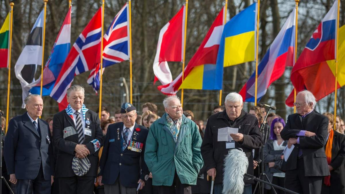 Borys Romanchenko (segundo desde la derecha) superviviente del campo de concentración de Buchenwald
