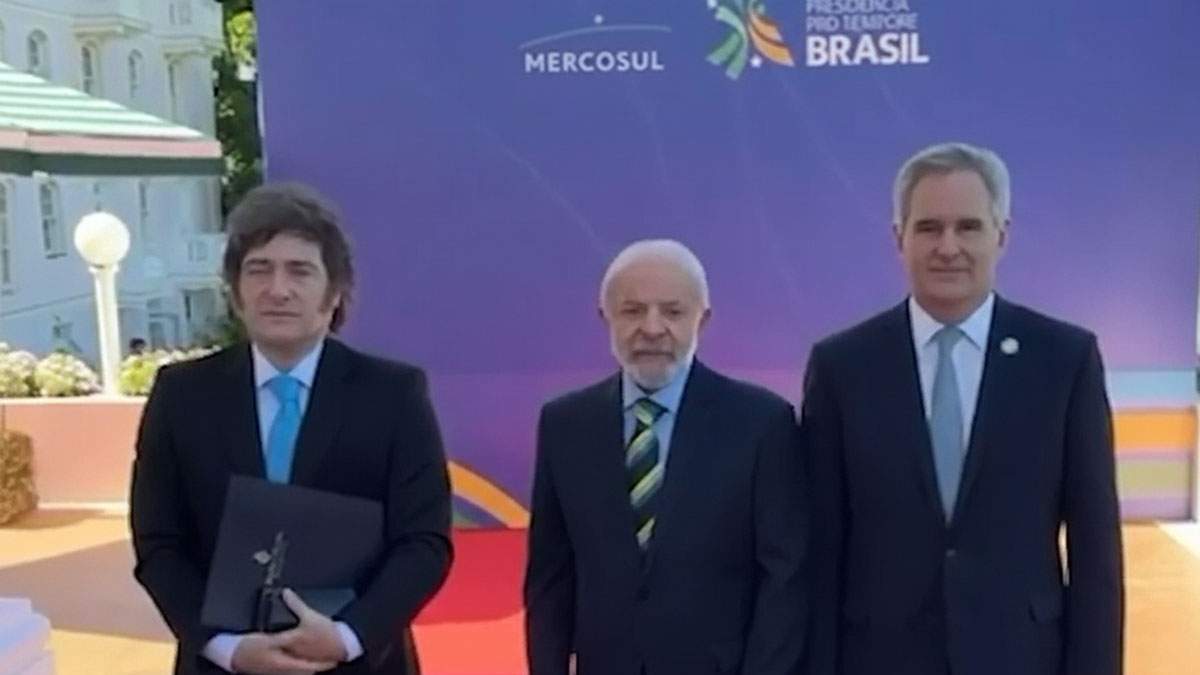 Milei y Lula se saludaron fríamente. Era de esperar