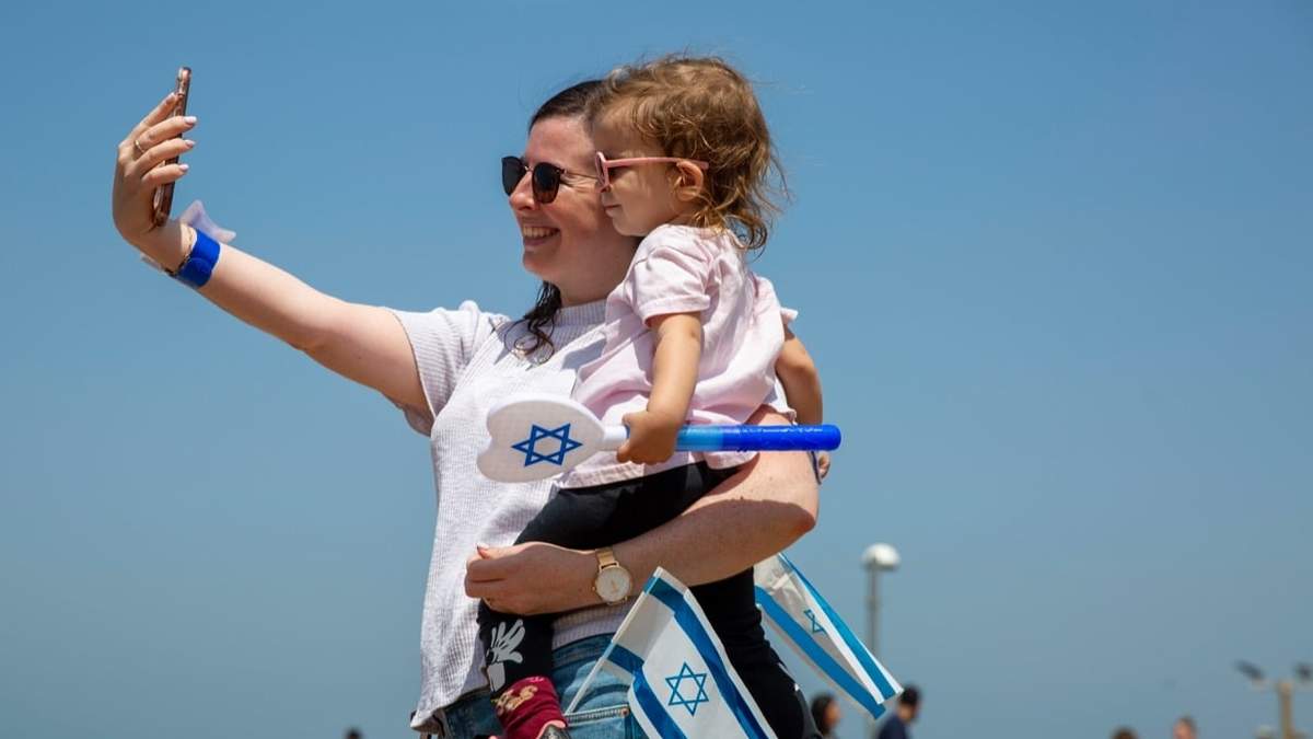Una mujer y su hija se toman una foto en Israel durante la celebración de independencia