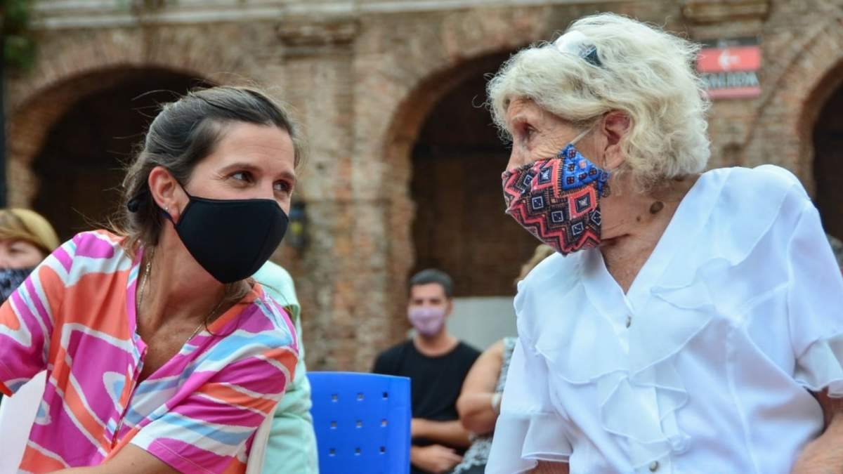 Fernanda Raverta, titular de la ANSES, en un acto público con jubilados y jubiladas. Fuente: (Twitter)