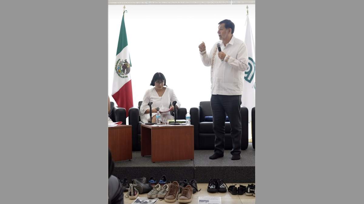 Estudiantes recibieron al senador morenista con varios pares de zapatos al frente de la mesa de diálogo