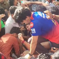 Estampida junto a un estadio de críquet deja al menos 10 muertos y decenas de heridos en la India