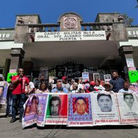 Padres de los normalistas de Ayotzinapa levantan plantón tras informe que vincula a Peña con la Verd