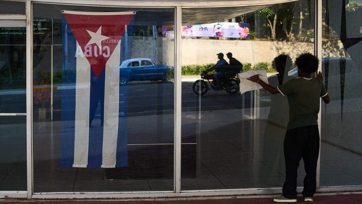 Un trabajador limpia las ventanas del Ministerio de Salud en La Habana, Cuba