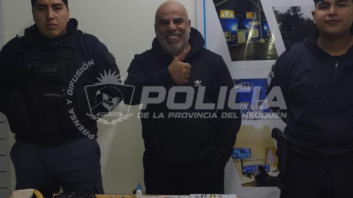Mauricio "Chicho" Serna, feliz tras la restitución de lo robado. Fuente (Policía de Neuquén)