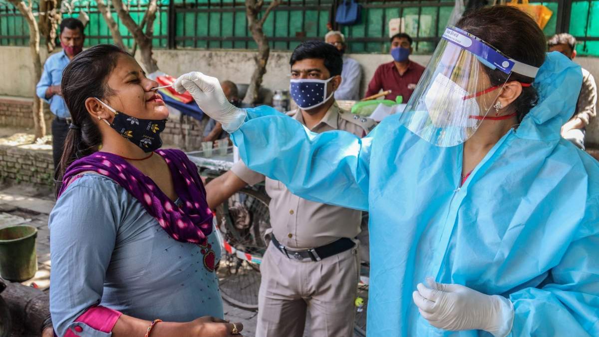 Una sanitaria realiza un hisopado en India. Fuente: (Twitter)