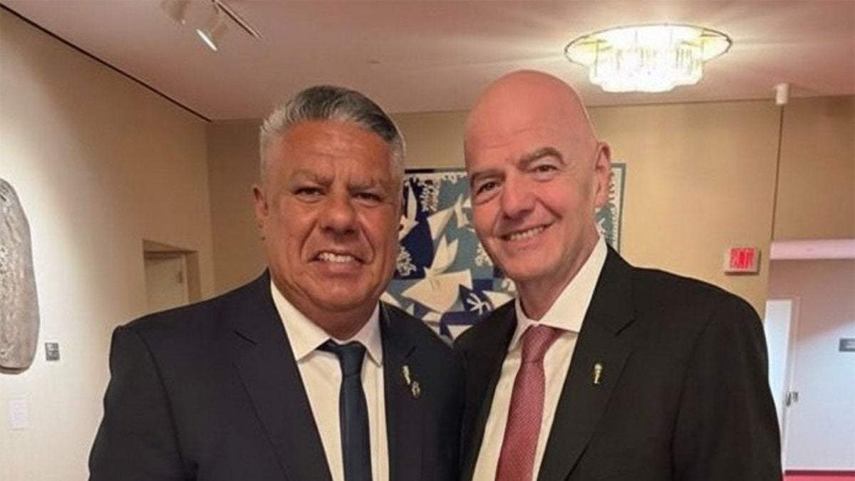 Chiqui Tapia con Infantino, presidente de FIFA, en el sorteo del Mundial 2026 este viernes.