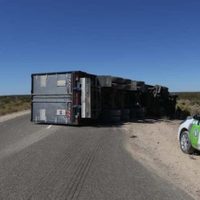 Brutal accidente en el Alto Valle: un camión volcó a 48 kilómetros de General Roca