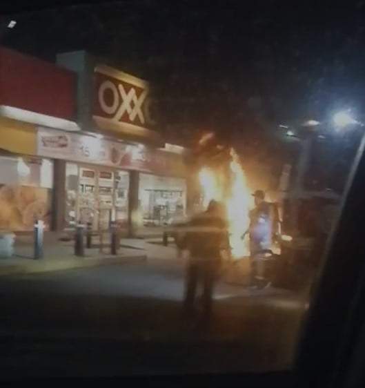 Prendieron fuego a un automóvil en las afueras de una tienda OXXO en Baja California