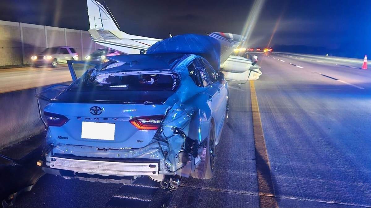 La camioneta y la avioneta tras el accidente