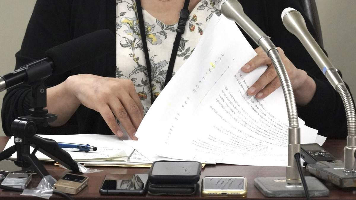 Una denunciante que pide no mostrar su cara habla en conferencia de prensa en la Corte Distrital de Tokio, martes 11 de julio de 2023. La Corte Suprema sentenció el martes que las restricciones impuestas por un ministerio al uso del baño por una mujer transgénero son ilegales, un fallo histórico en un país que aún carece de una ley contra la discriminación de las minorías sexuales