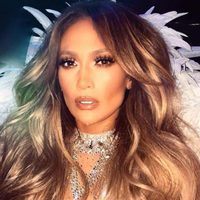 Jennifer López bronceada con un bañador tan diminuto que se soltó... ¡Curvas por todos lados!