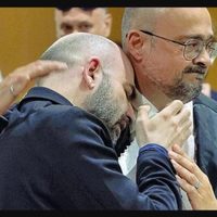 El escritor Roberto Saviano llora tras la condena de los dos mafiosos que lo amenazaron de muerte