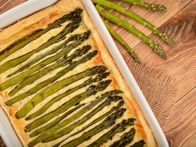 Tarta de espárragos y mascarpone: resolvé la cena con esta tarta de temporada que es una delicia