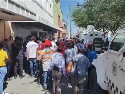 Pobladores confrontan a agentes de la GN que mataron a dos personas en Nuevo Laredo