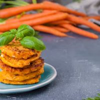 Medallones de zanahoria, arvejas y queso: rendidores, deliciosos y sin harina, la receta ideal que salva tu almuerzo