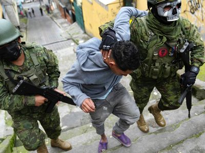 Irrumpen 68 sujetos armados en hospital de Ecuador, escapan pero son capturados