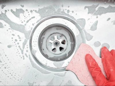 El secreto de los plomeros para limpiar los desagües y tuberías de casa usando solo 2 ingredientes