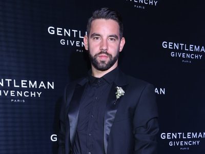 Agustín Sierra demostró por qué es un galán e invitó a salir a una participante del “Cantando 2020”