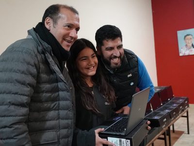 Se entregaron 100 computadoras a alumnos de una escuela de Varvarco
