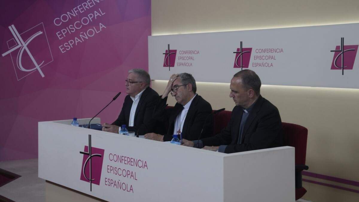 El presidente de la Conferencia Episcopal Española, Luis Argüello (centro) y el presidente de la Conferencia de Órdenes Religiosas de España, Jesús Díaz Sariego