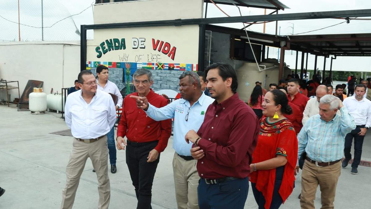 Visita el Gobernador a migrantes; les ofrece ayuda y protección