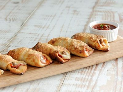 No sabes qué cocinar: prepará con una tapa de pascualina estos envoltinis capresse, jugosos y muy ricos