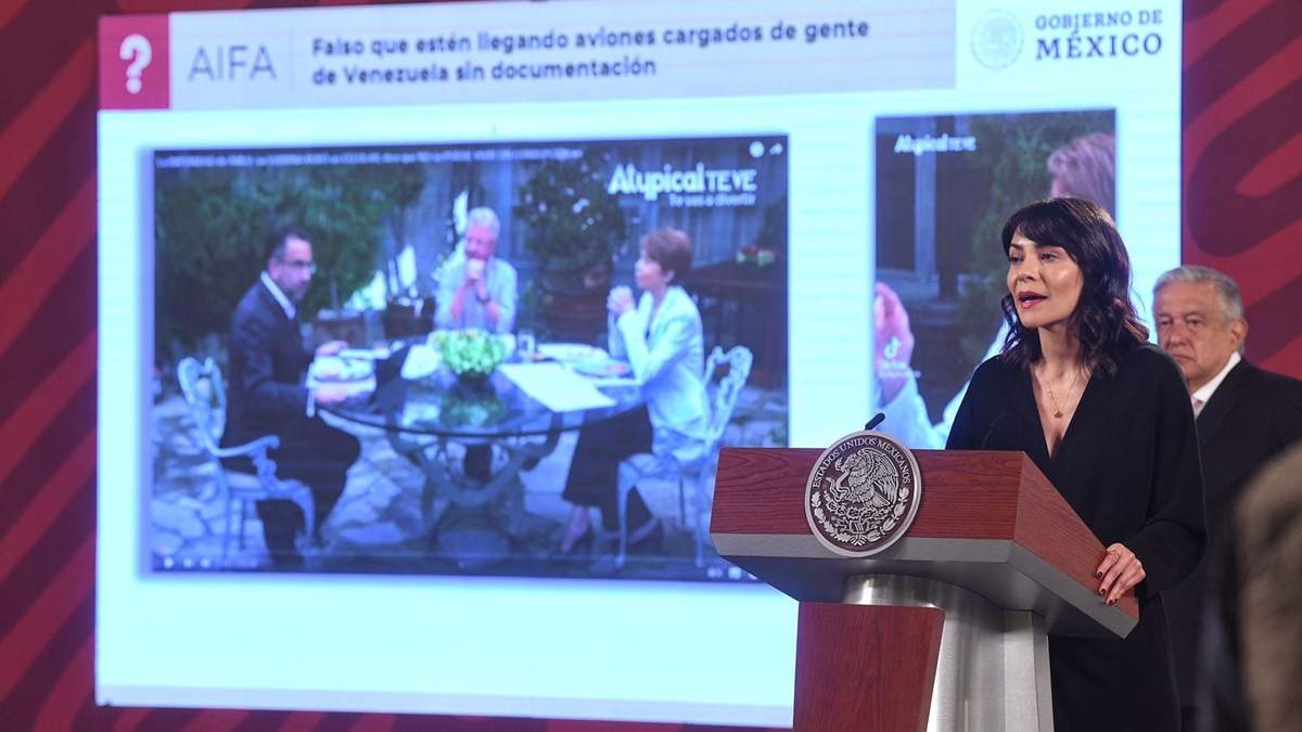 Ana Elizabeth García Vilchis y López Obrador muestran una fotografía de Carlos Alazraki