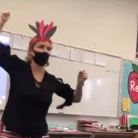 Suspenden a maestra por dar clase disfrazada de nativa americana (Video)