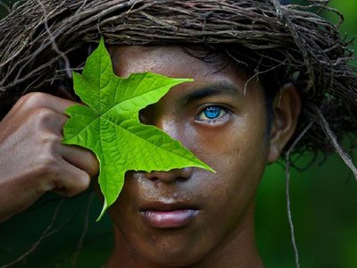 Los fascinantes ojos azules de una tribu de Indonesia causados por una rara mutación genética