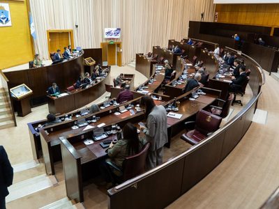 Aprueban la ley que cede tierras de la provincia al Club Lácar en San Martín de los Andes